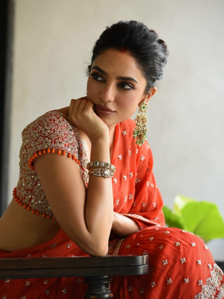 Sobhita Dhulipala’s Orange Saree Brings Mumtaz Nostalgia, Gajar Halwa and Modern Glamour Together 15 776401885 18613945942009887 3849588508611832469 n The makeup stays understated