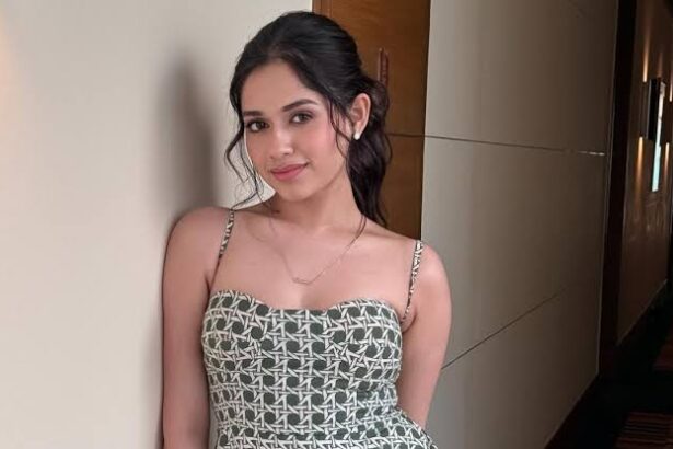 Inside Jannat Zubair’s Luxurious Mumbai Home: A Look at Her Royal Interiors 58 dfdsf2sd Jannat Zubair poses inside her luxurious Mumbai home during a house tour